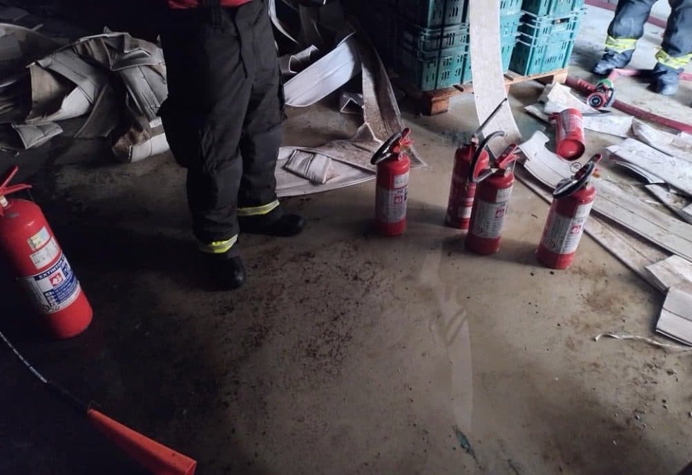 Funcionários evitam maiores danos em incêndio em depósito logístico de Palhoça