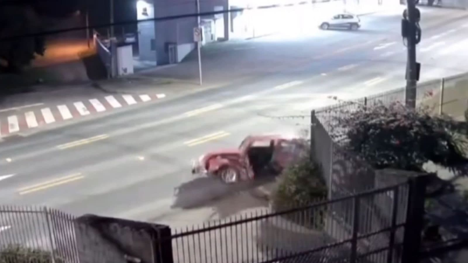 Motorista é arremessado de Fusca após bater em canteiro de jardim em SC