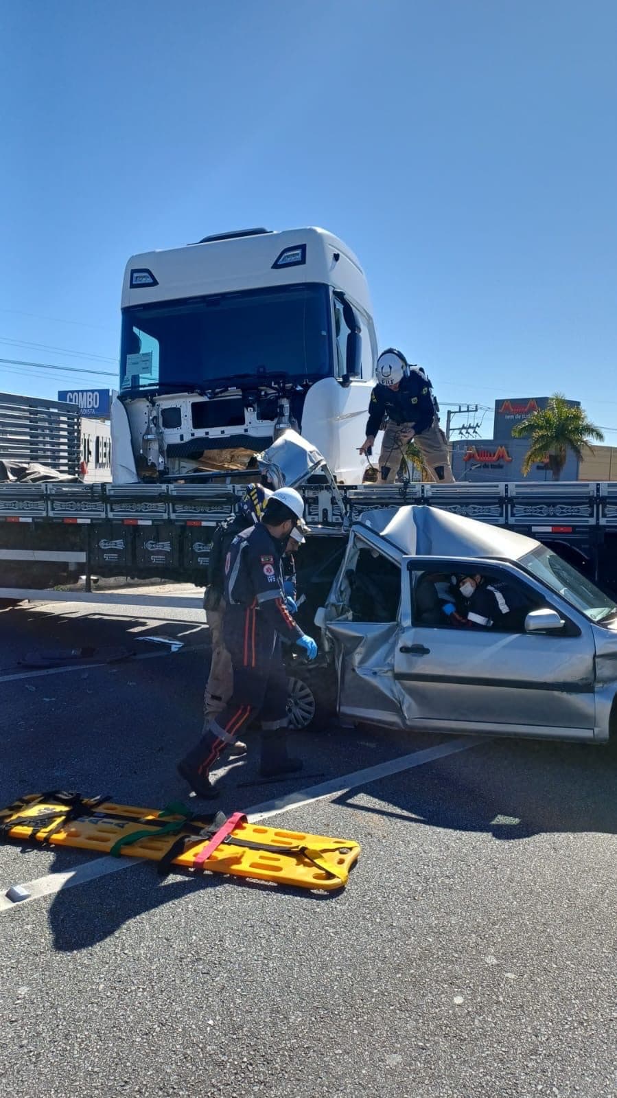 Motorista fica preso às ferragens após acidente na BR-101 em Palhoça