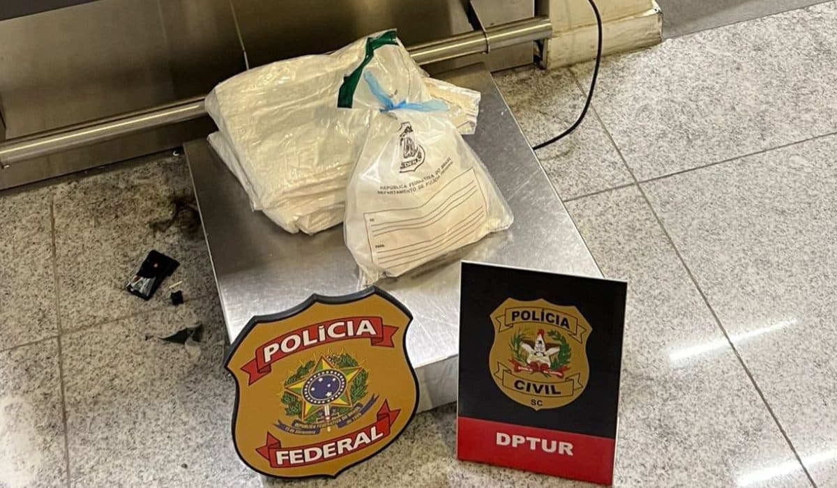 Cocaína amarrada ao corpo leva jovem à prisão ao tentar embarcar para Paris em Florianópolis