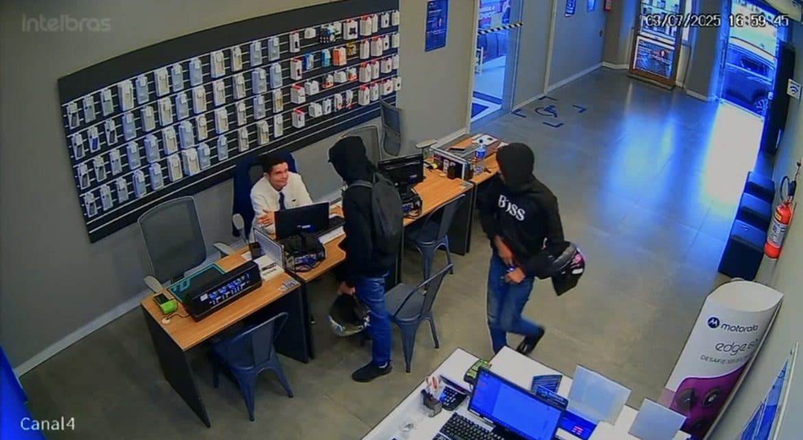 Funcionário é rendido por dupla armada durante assalto a loja de celulares na Grande Florianópolis