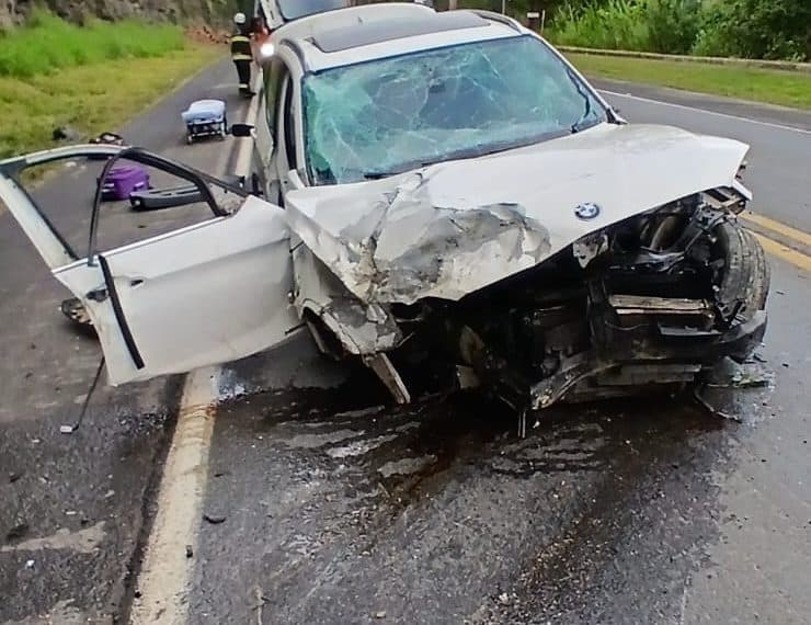 BMW capota e motorista é lançado para fora e morre na hora na BR-470