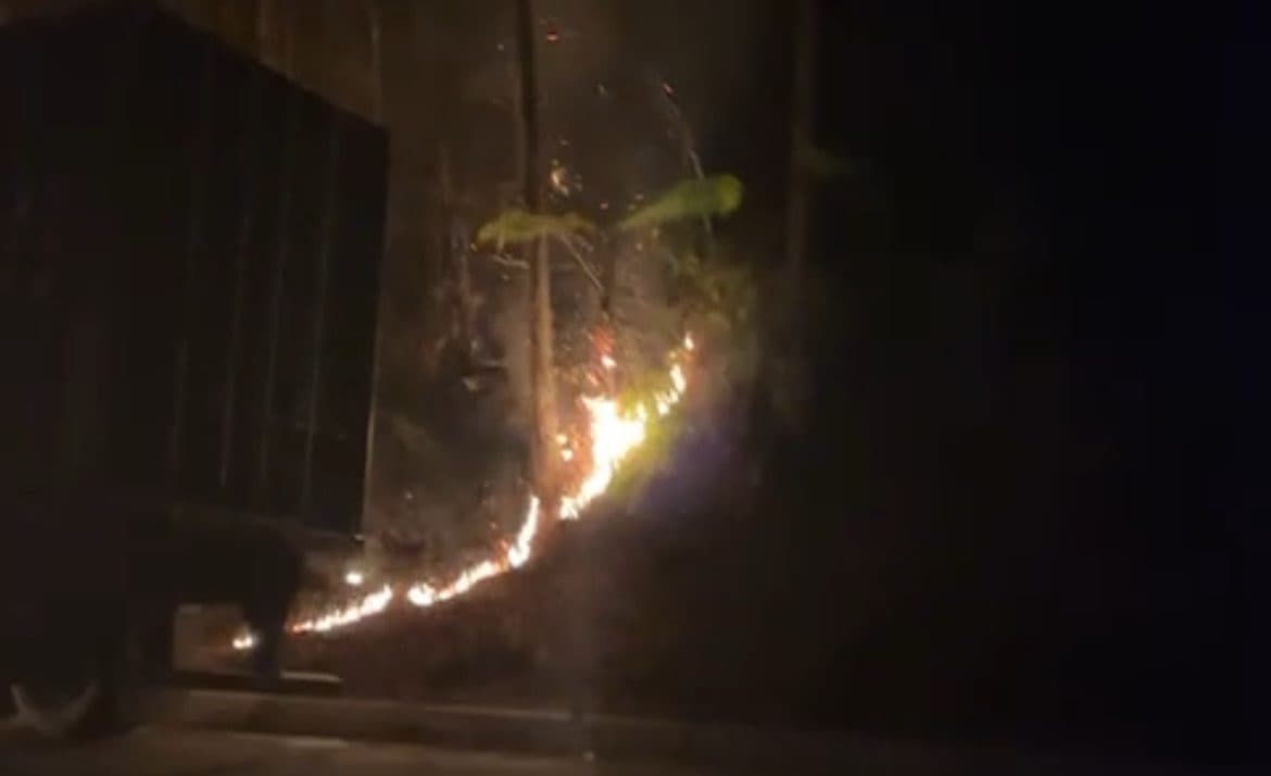 Carreta pega fogo e bloqueia totalmente a BR-282 em Águas Mornas nesta quarta (9)