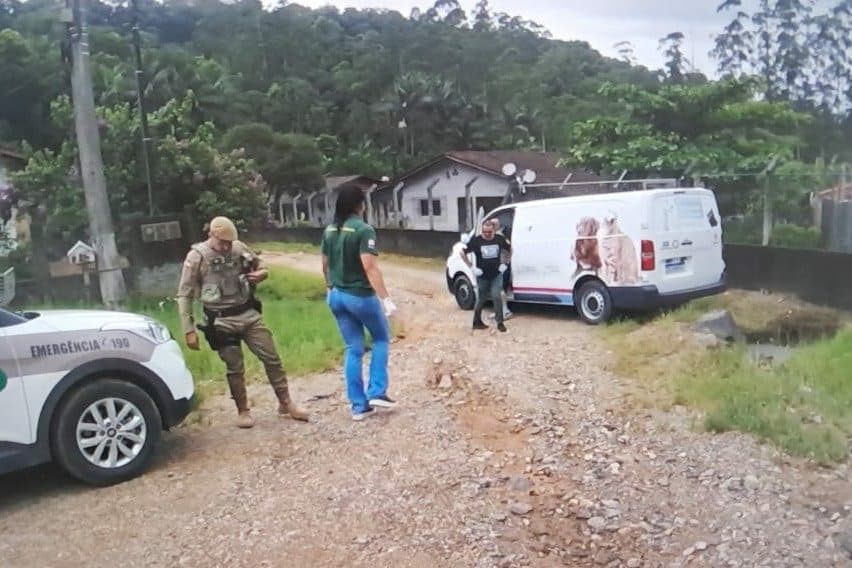 Flagrada abandonando animal, mulher leva multa de mais de R$ 6 mil em SC
