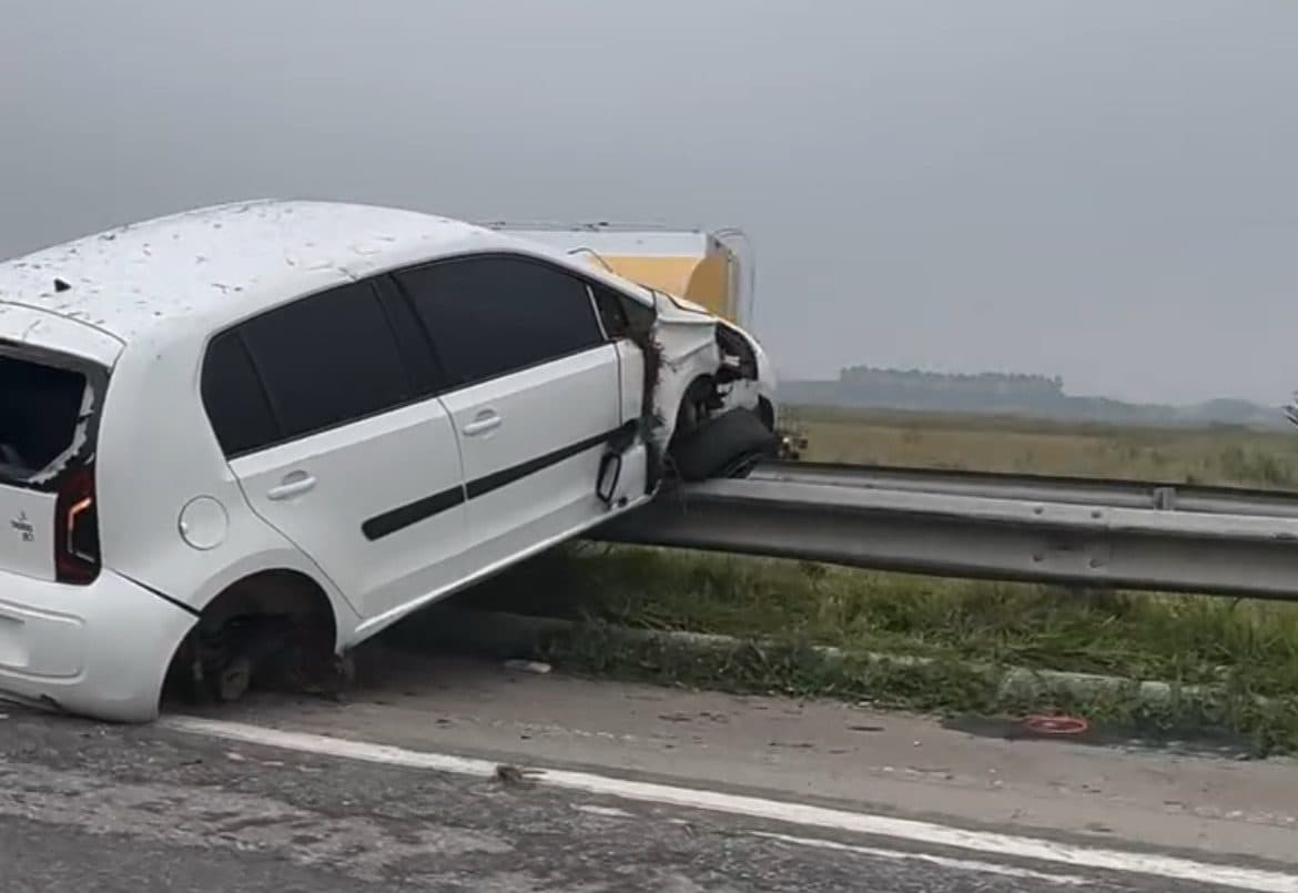 Acidente fecha meia pista da BR-101 em Tijucas 