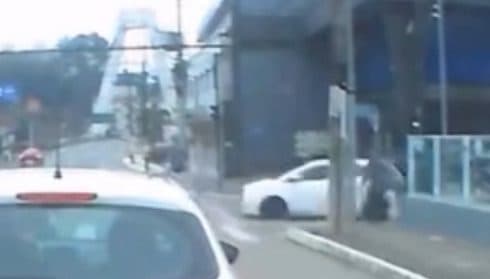 VÍDEO – Ciclista ignora sinal vermelho e acaba violentamente atingido por carro em Brusque