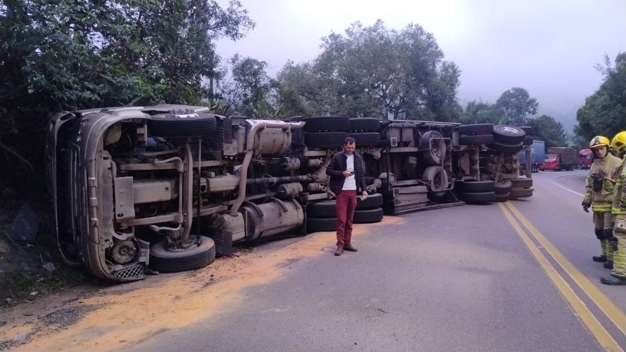 Caminhão tomba e interdita totalmente a BR-470 em Ibirama nesta quinta (17)