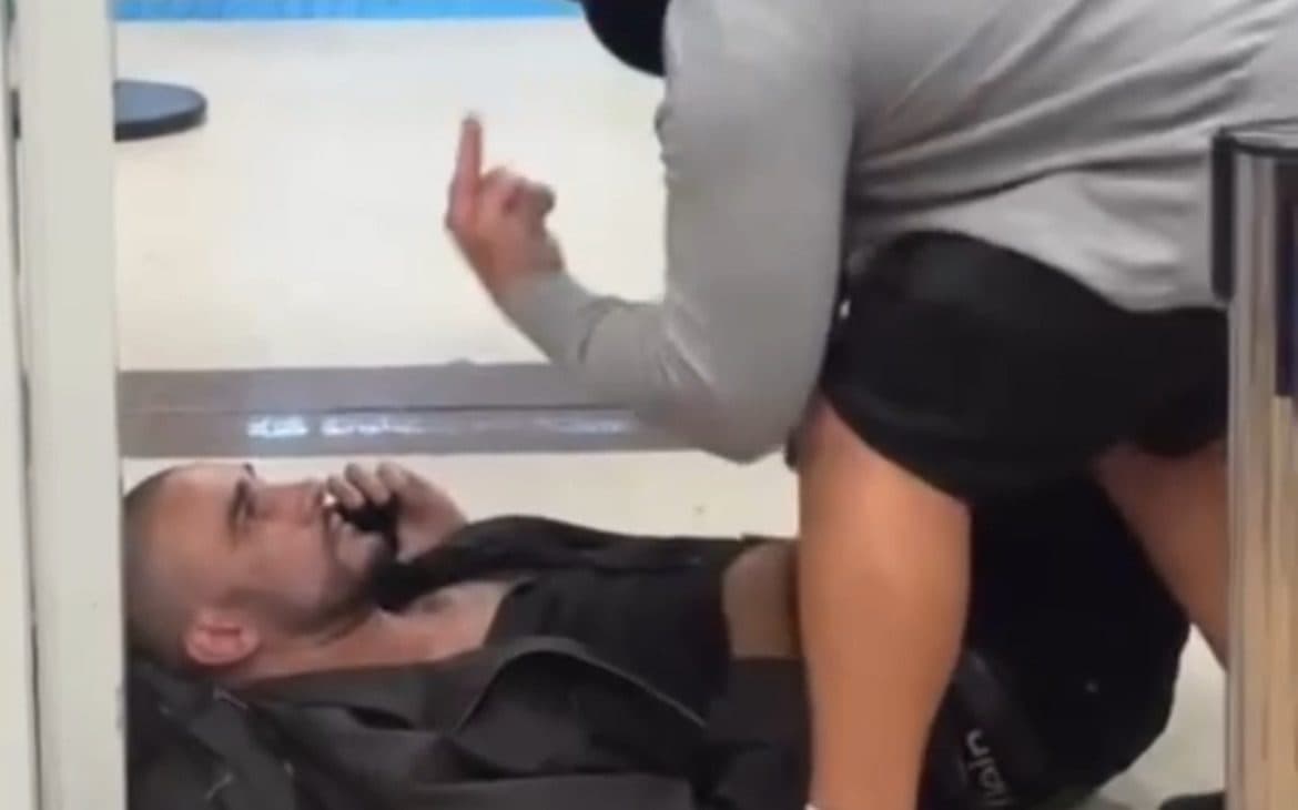 Homem se joga no chão de aeroporto e impede embarque de catarinenses em voo para Florianópolis