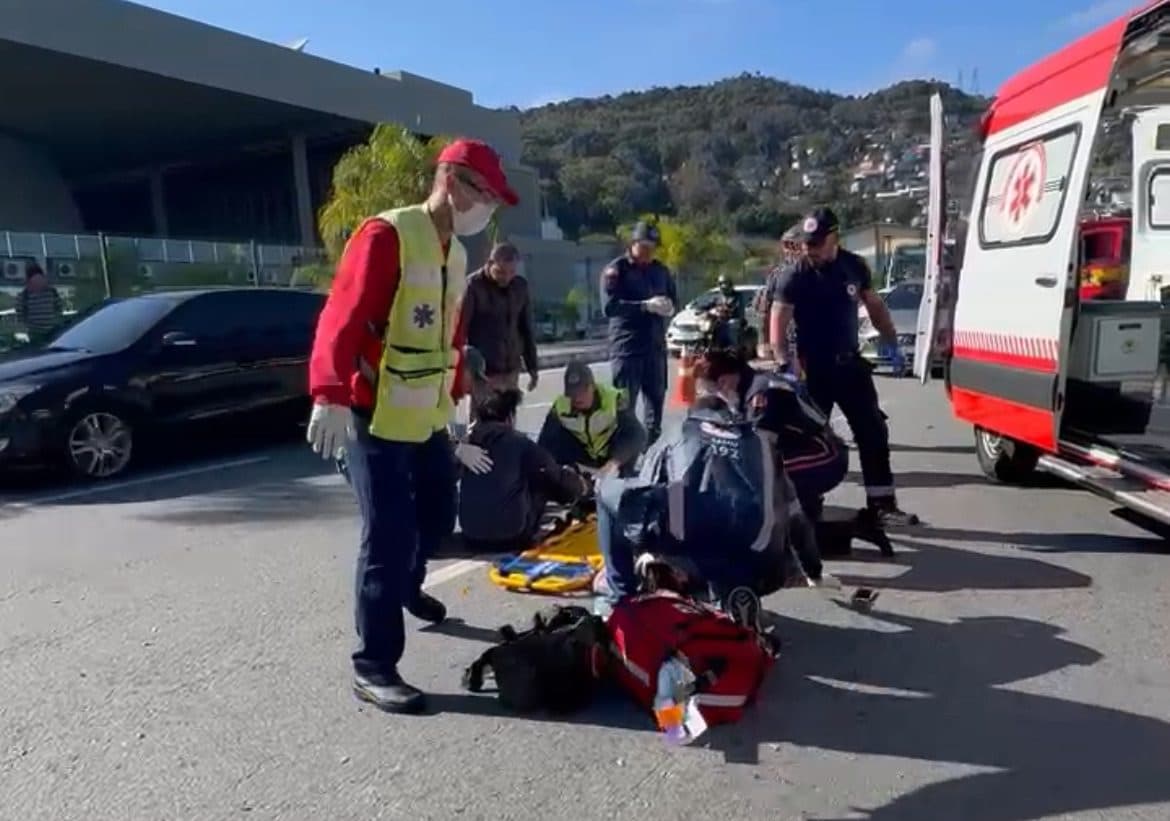 Casal fica ferido após carro furar sinal e atingir moto em Florianópolis