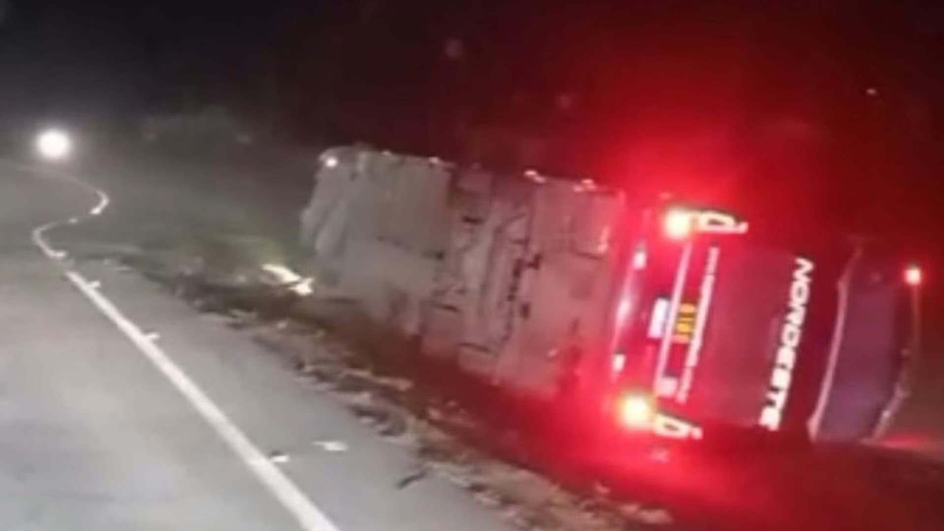 Acidente grave com ônibus de turismo deixa feridos e interdita trecho da BR-101