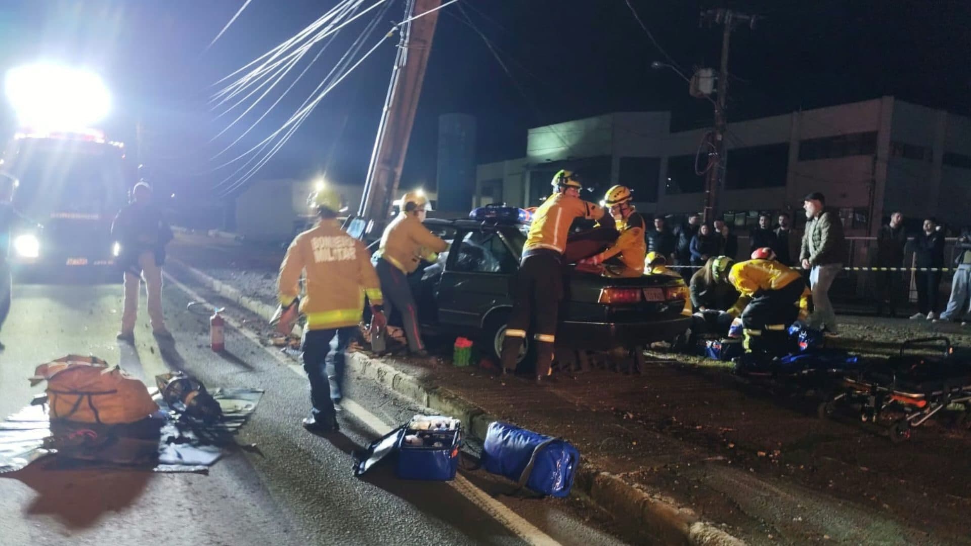 Carro bate em poste e deixa dois feridos na marginal da BR-480 