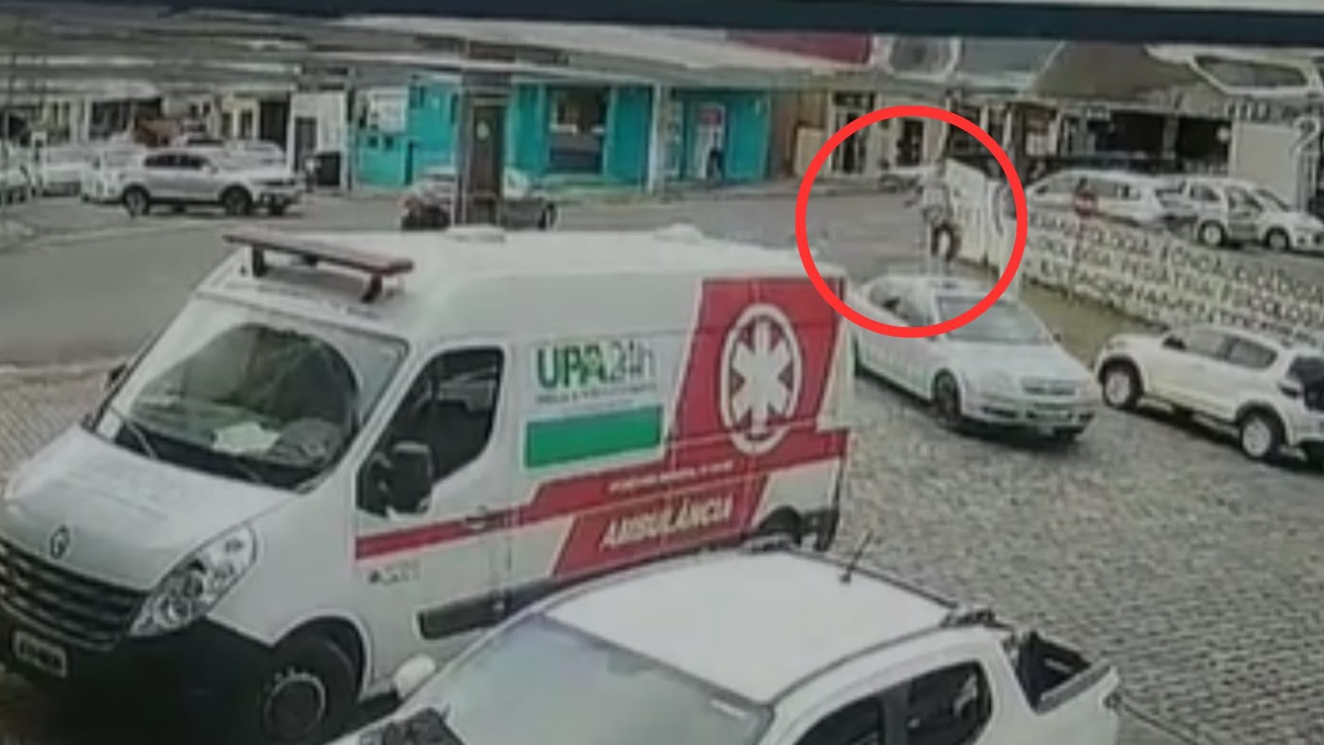 Homem é arremessado no ar após ser atropelado; bebê de 2 meses também fica ferido