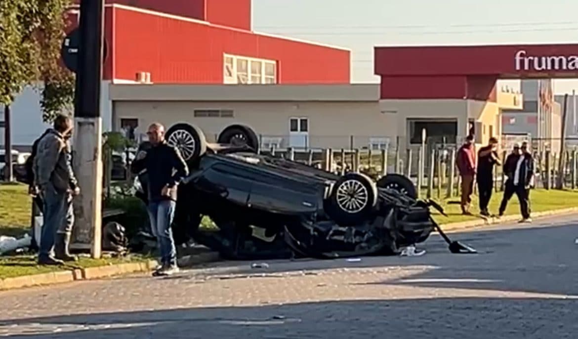 Carro fica destruído após ser atingido durante ultrapassagem em Tijucas