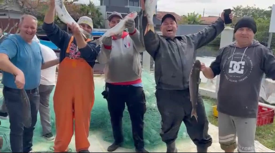 Depois de dias de mar vazio, pescadores pegam 1,8 tonelada de tainha e viram o jogo em SC
