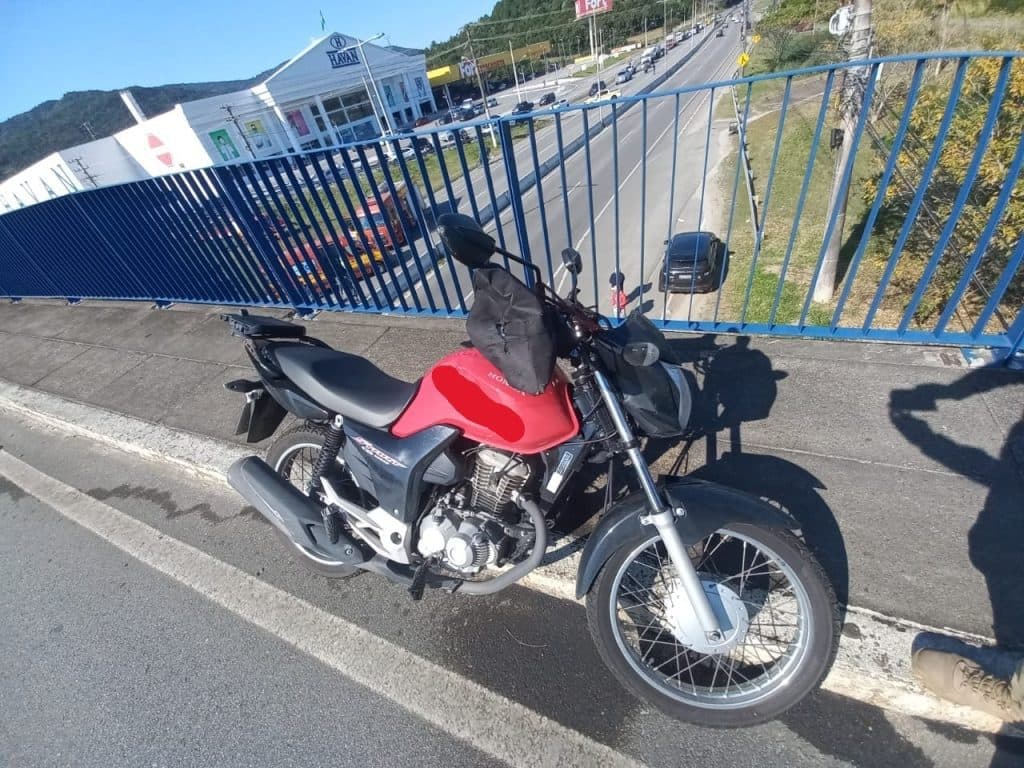 Motociclista morre ao cair de viaduto após ser fechado por carro na SC-403, em Florianópolis
