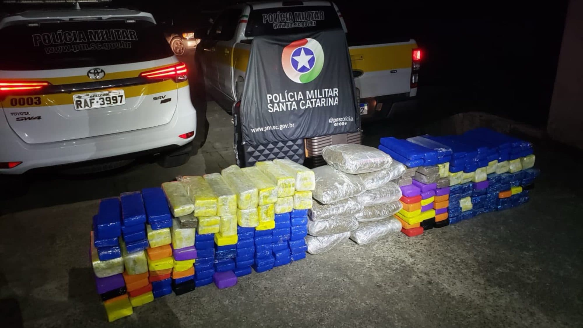 Dupla é pega com 170 kg de maconha em carro na BR-101 durante a madrugada