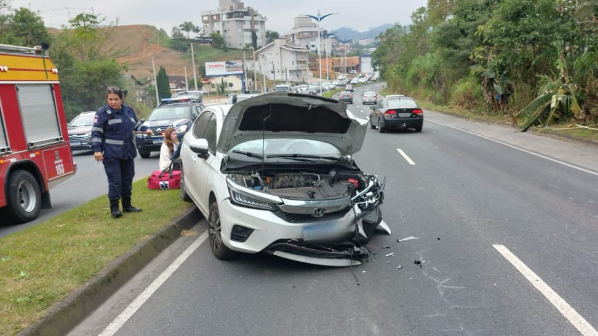 Batida violenta em poste deixa jovem ferida e assusta motoristas em Blumenau