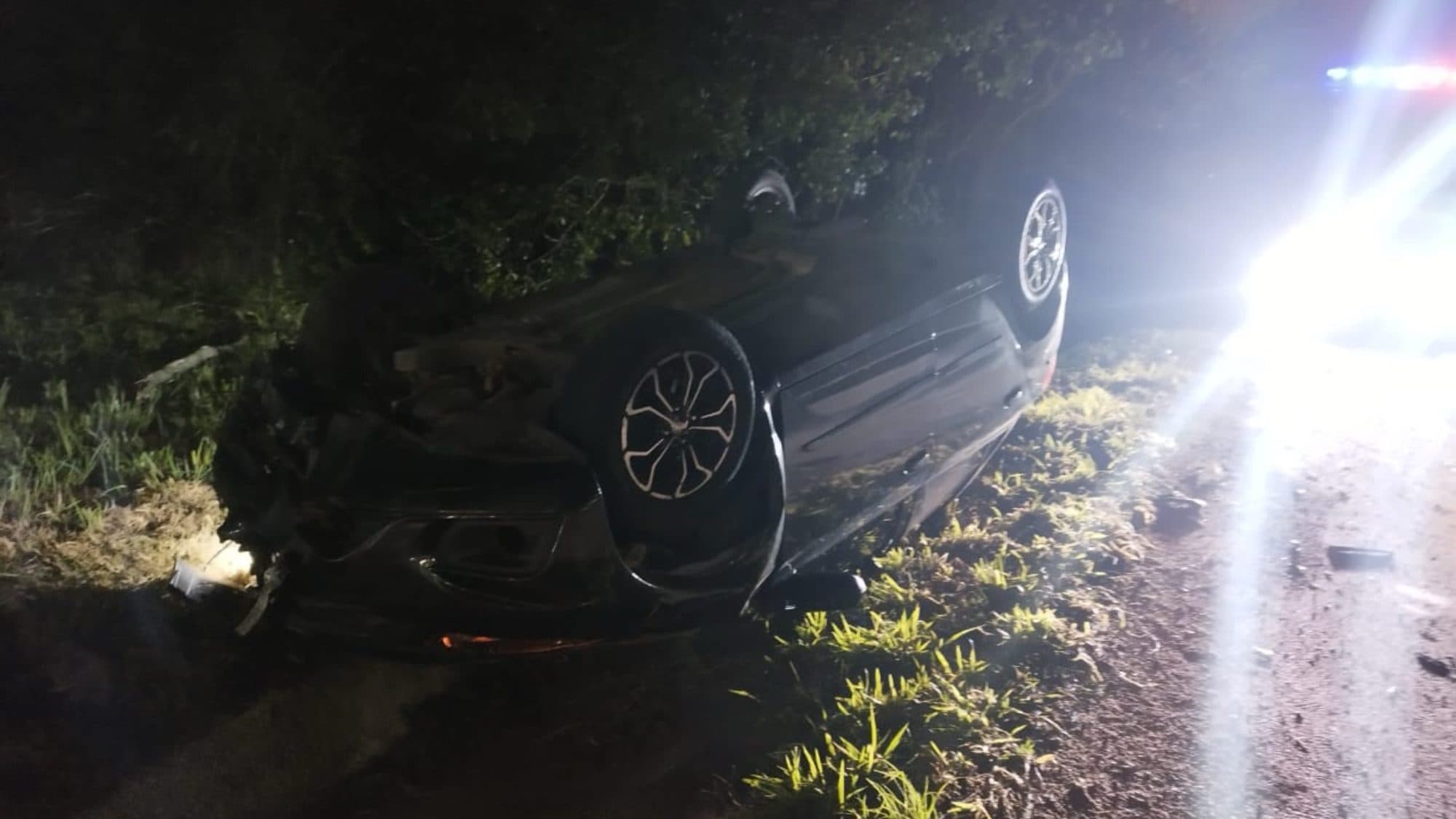 Veículo capota após sair da pista na BR-470 e motorista sofre suspeita de fratura