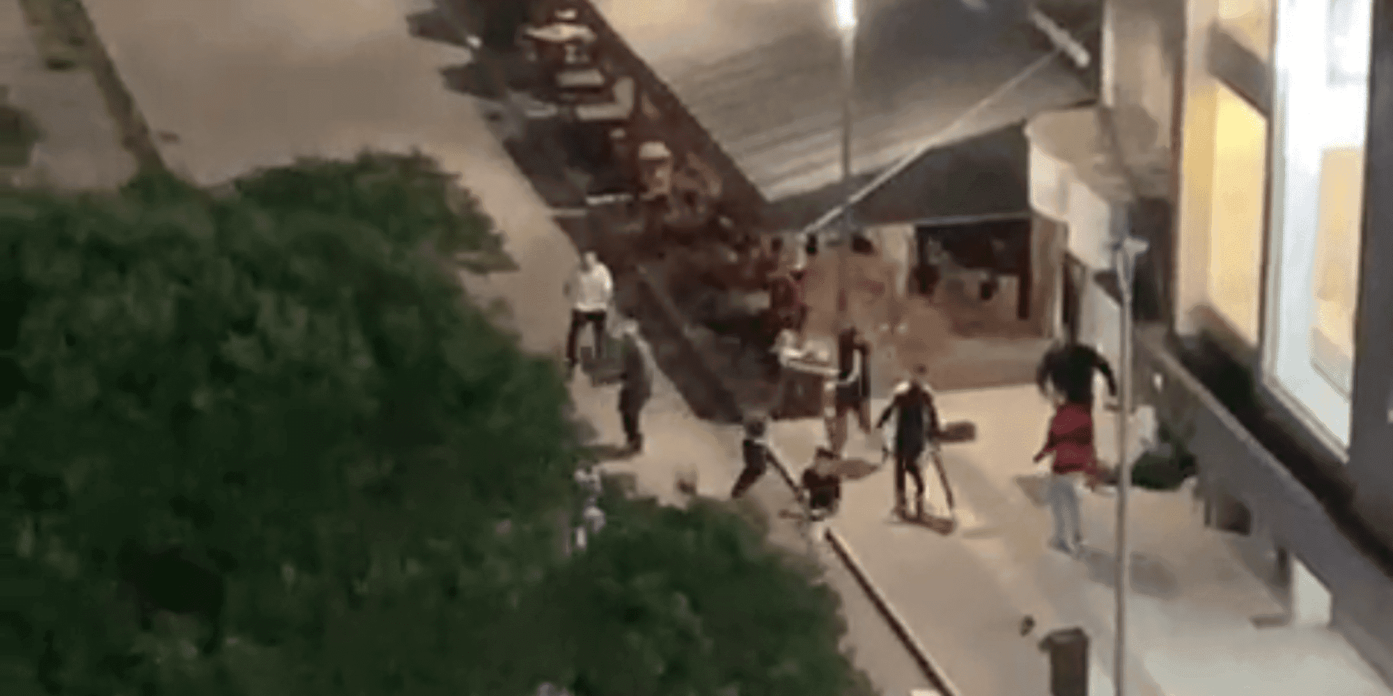Briga entre torcidas com fogos e garrafas espalha pânico no Centro de Itajaí