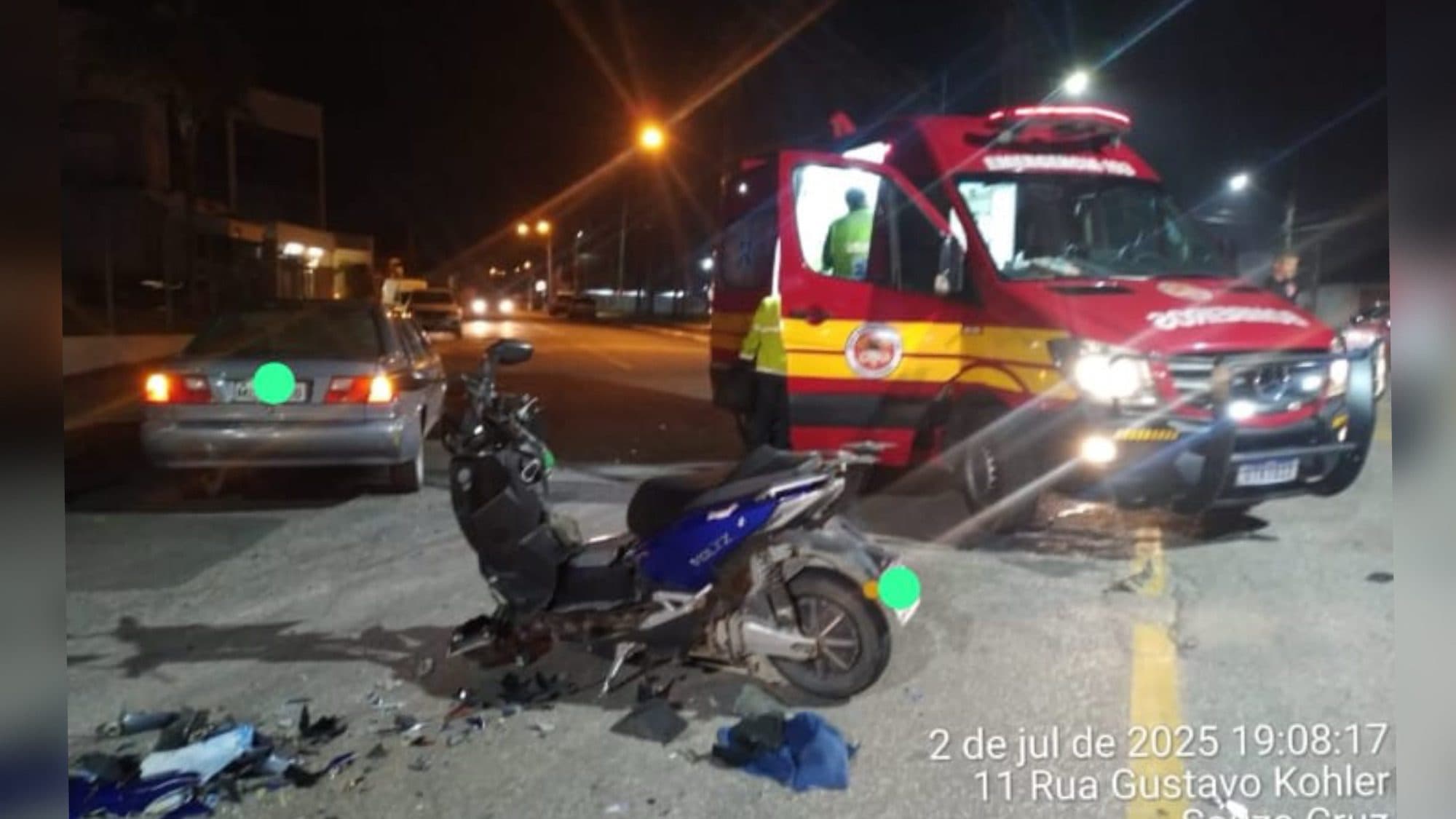 Motociclista sofre fraturas após colisão frontal com carro em Brusque