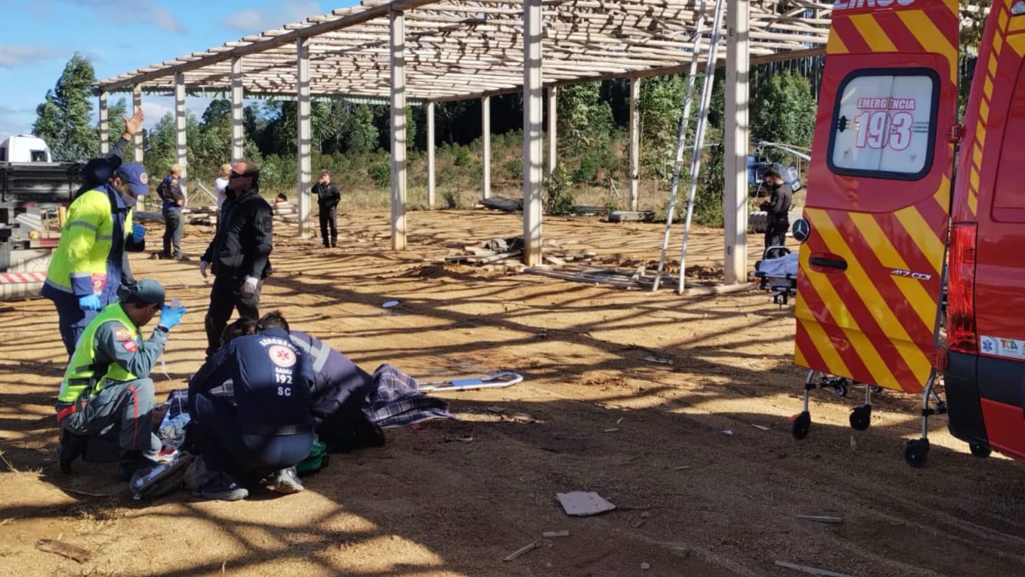 Homem sofre queda de cinco metros em obra e tem fratura exposta 