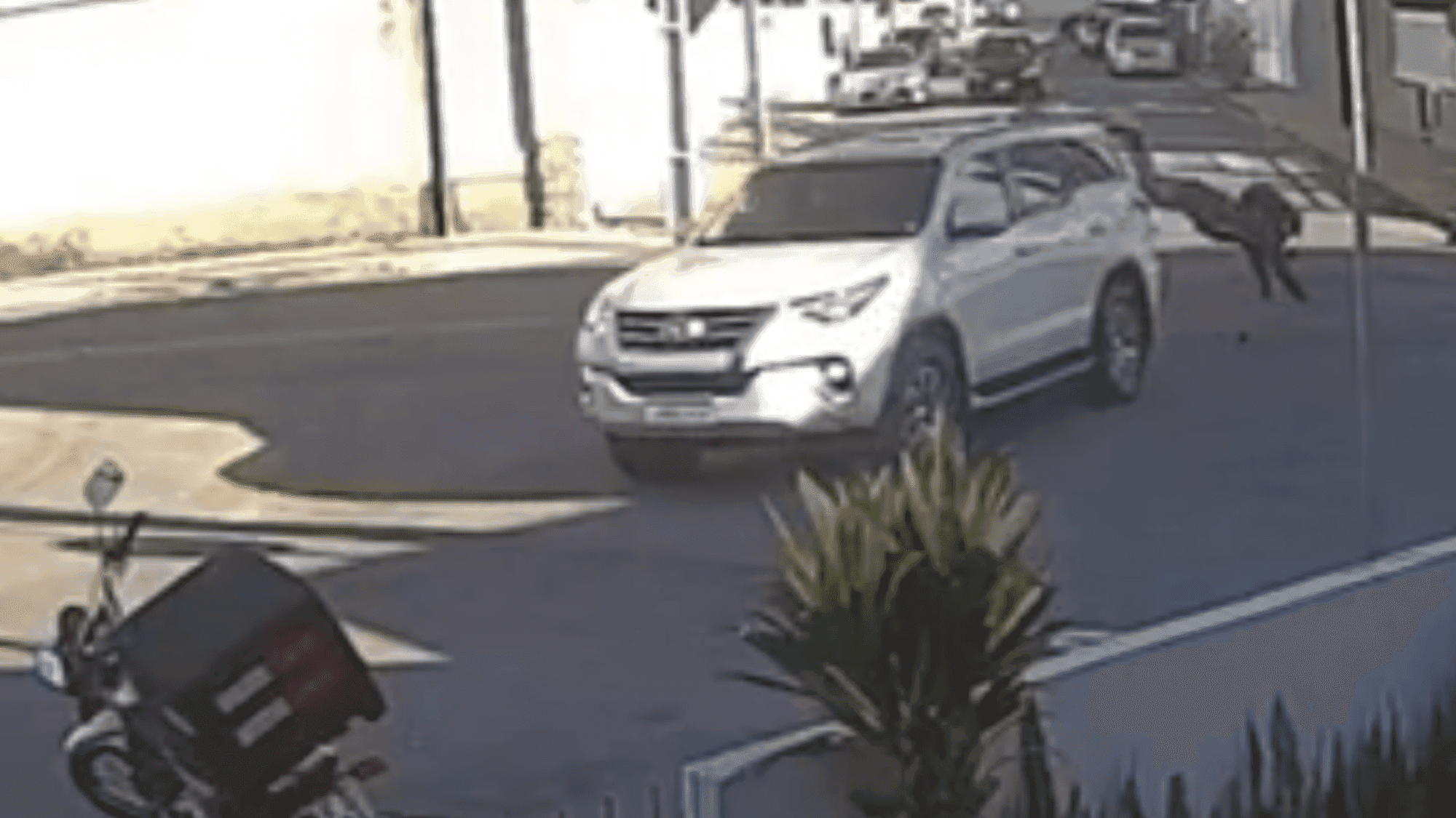 Motociclista tem frente cortada por caminhonete e reação inesperada chama atenção em SC