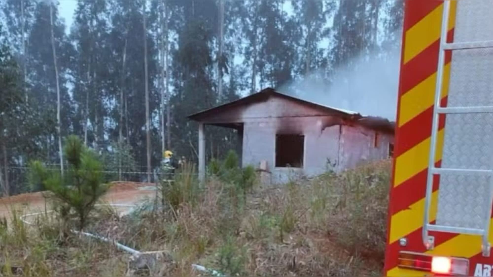 Idoso de 75 anos ateia fogo na companheira enquanto ela dormia e deixa criança ferida em SC