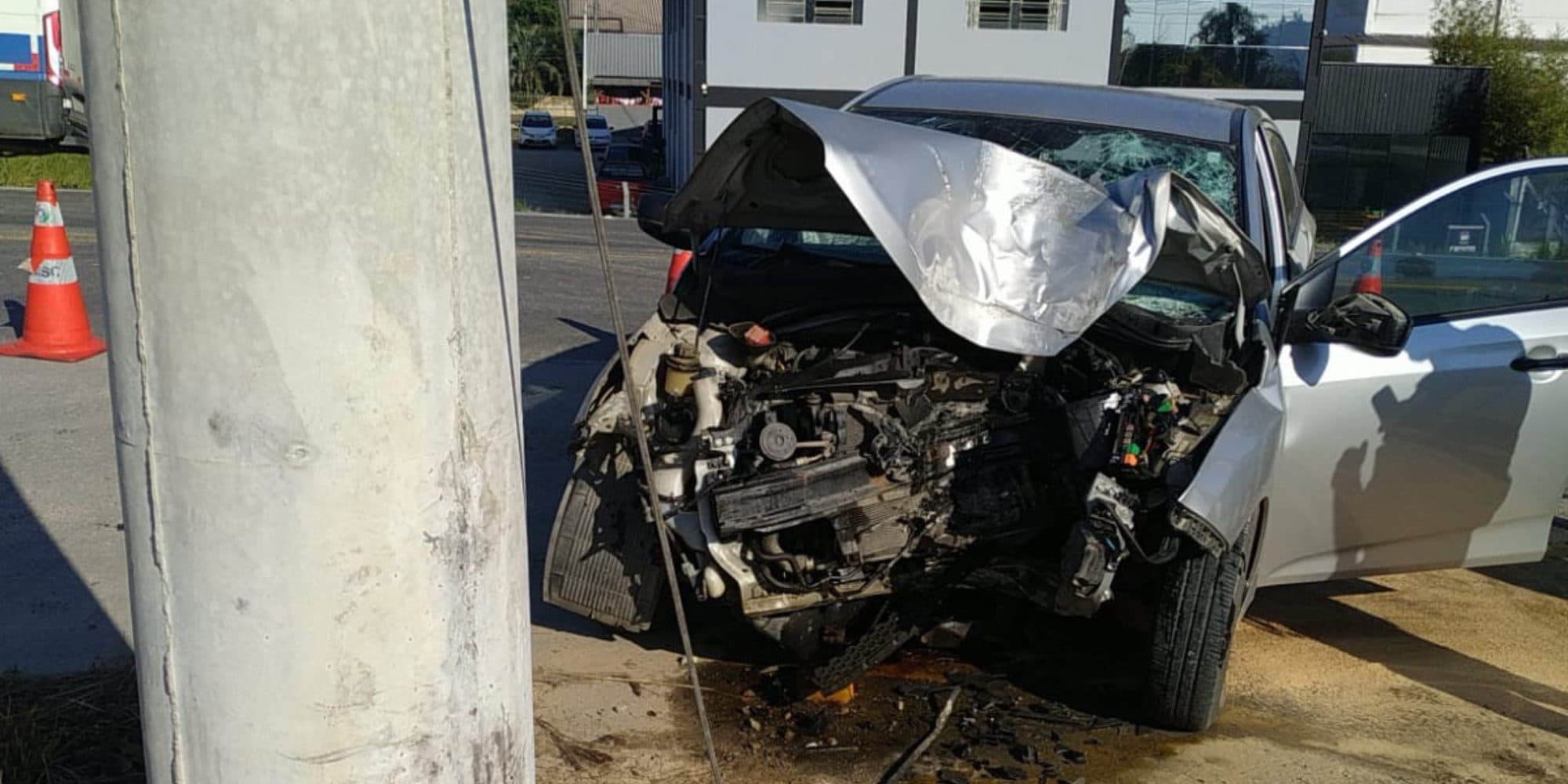 Vídeo flagra momento exato em que carro bate em poste e motorista morre em Brusque