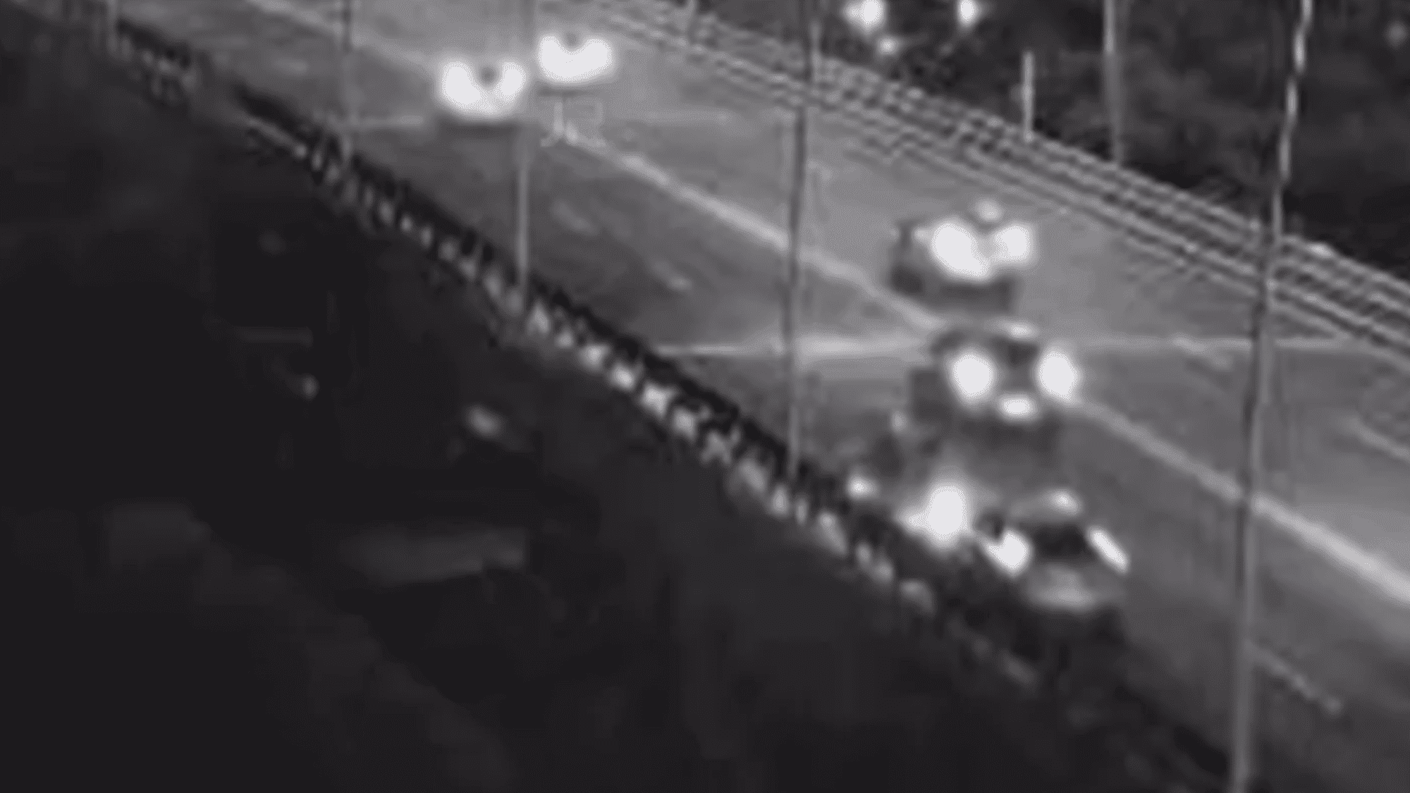 Vídeo mostra momento em que motociclista é arremessado de ponte em Florianópolis
