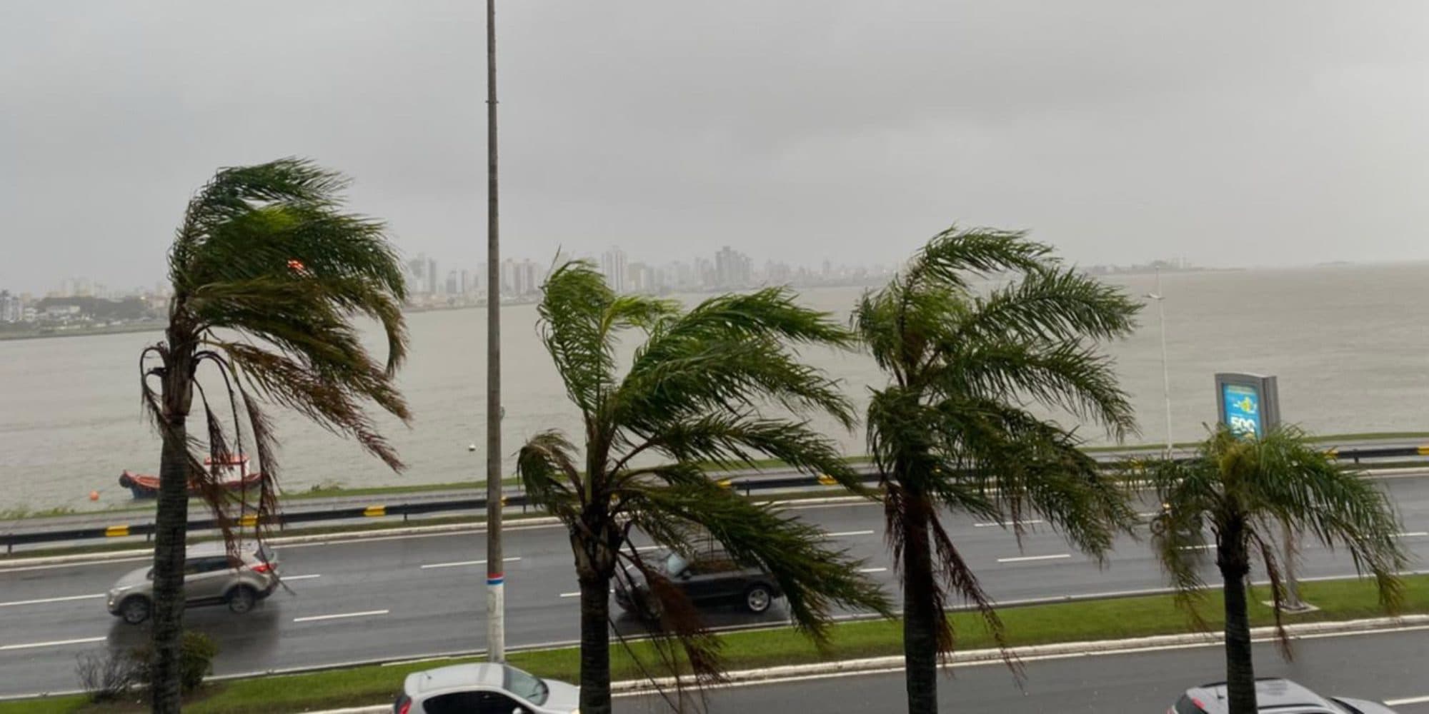 Semana começa com alerta de ciclone, ventos de até 80 km/h e ondas de 6 metros em SC