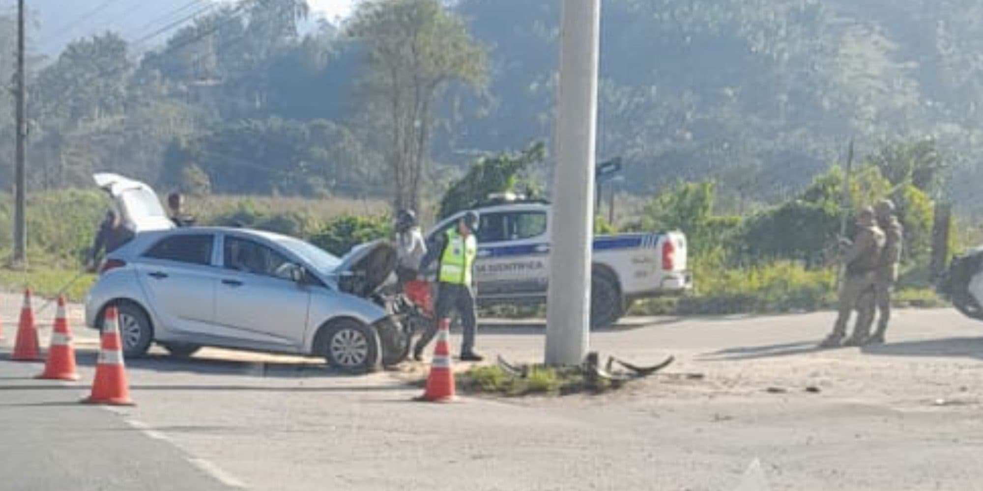 Corpo é retirado de carro após colisão mortal em Brusque