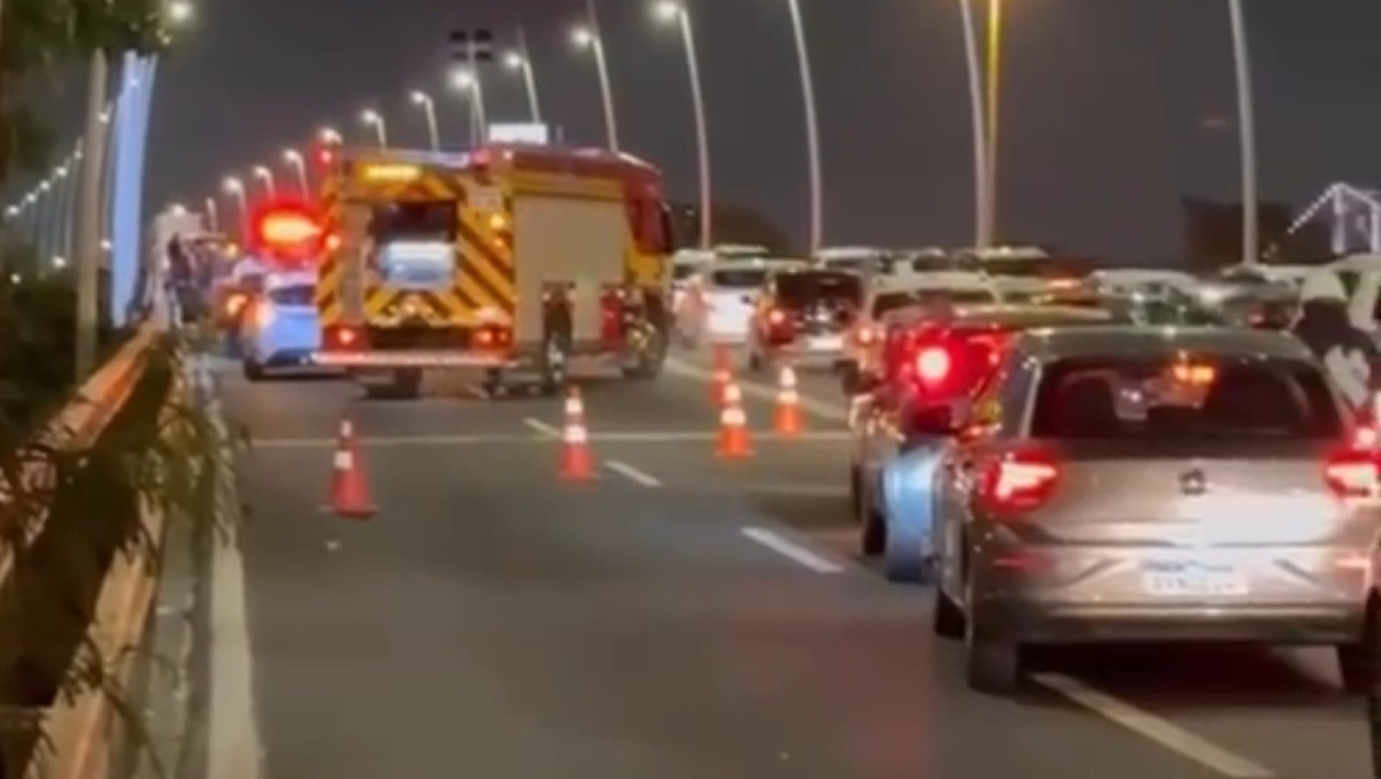 Motoqueiro é arremessado da Ponte Colombo Salles após acidente em Florianópolis