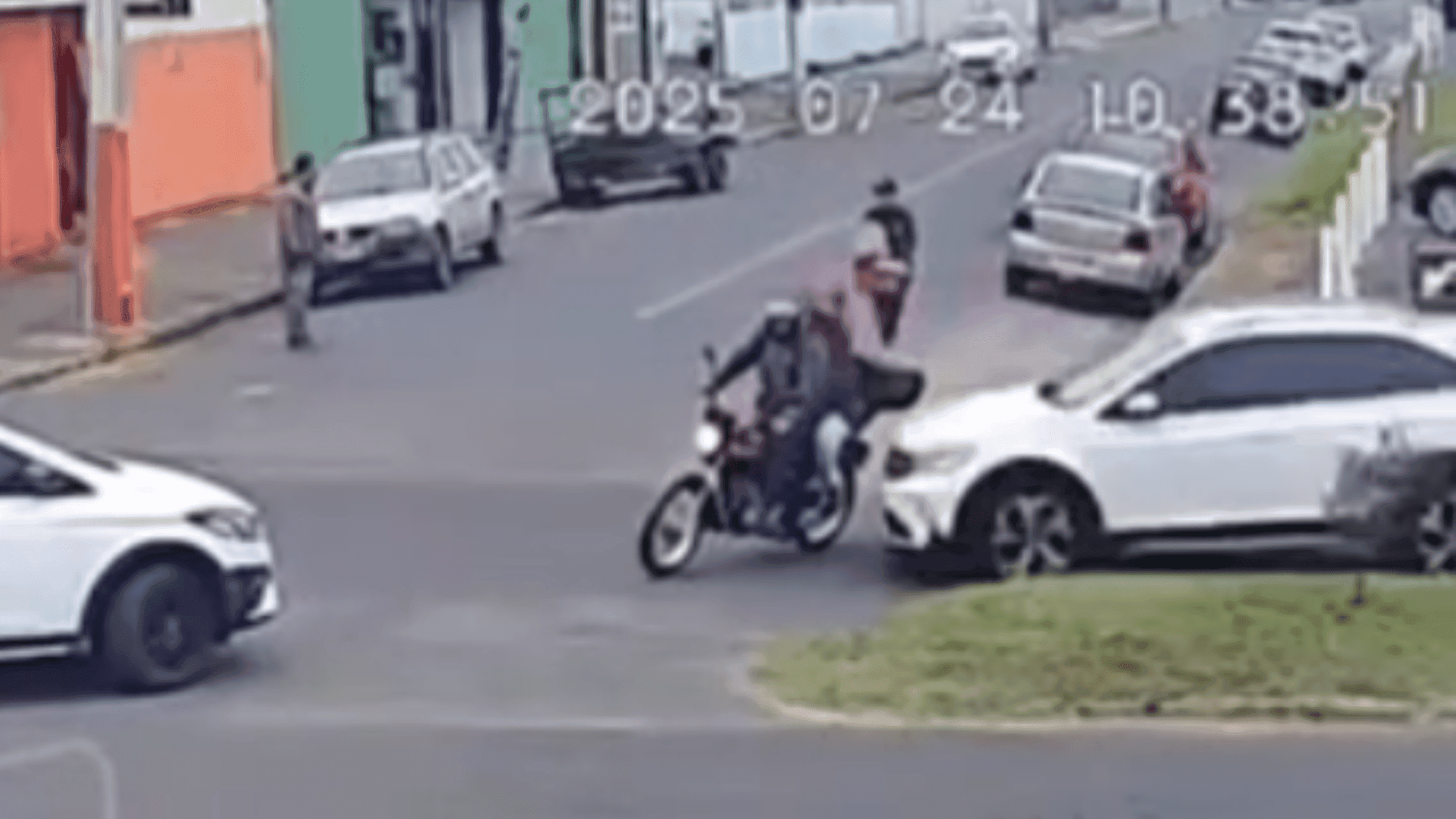 “Voaram”: Câmera flagra casal sendo arremessado após colisão com carro em SC