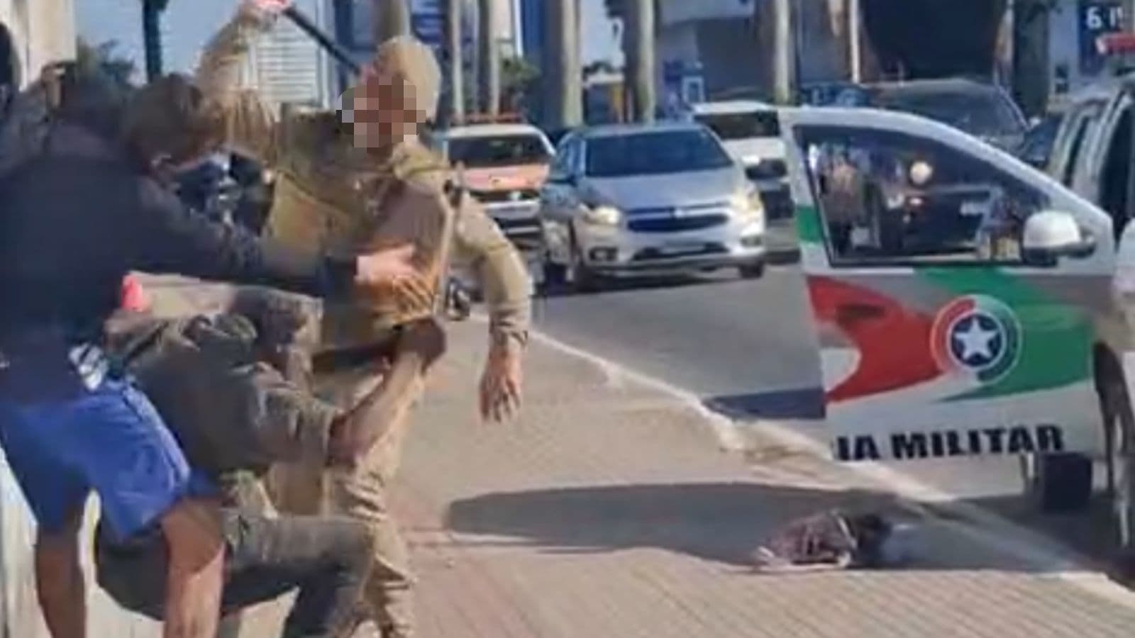 PMSC chega na hora certa e acaba com briga entre moradores de rua em Itajaí: “chega de farra”