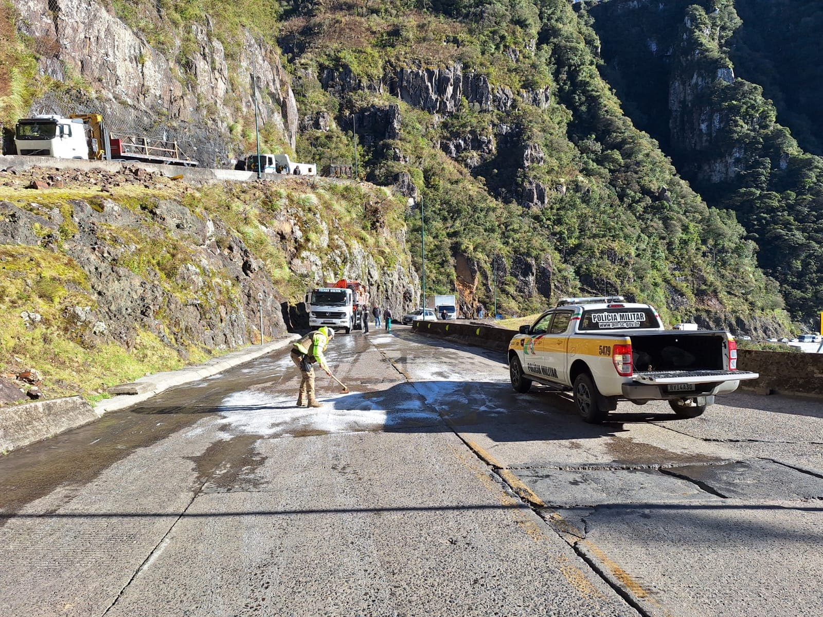 PMRv joga sal em rodovias congeladas da Serra catarinense após mínima de -5°C