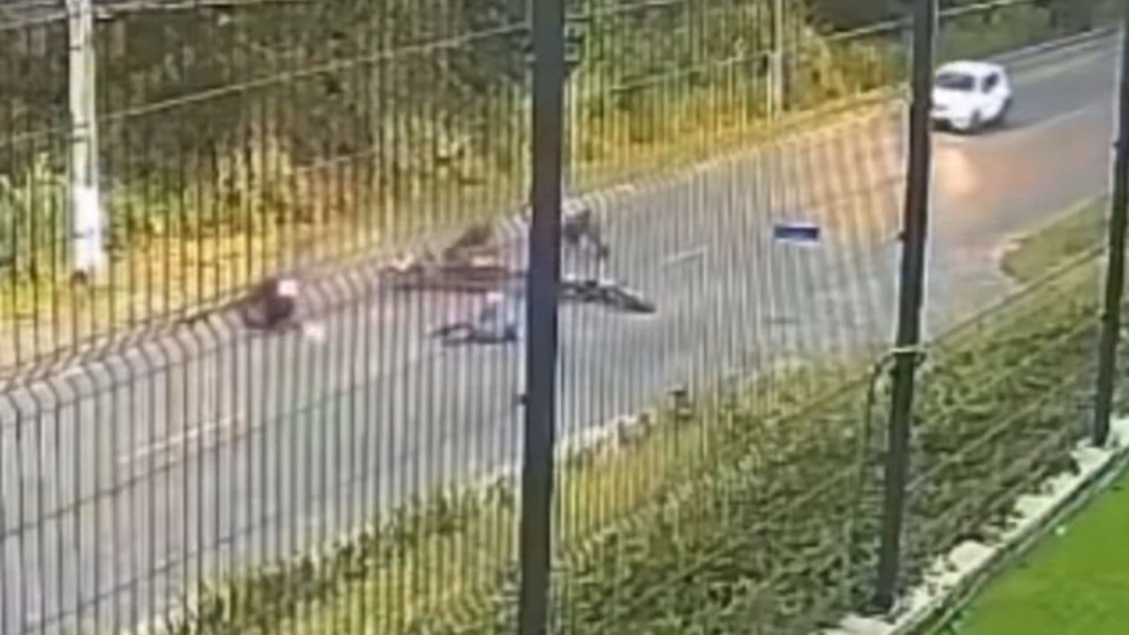 “Strike”: Câmera flagra três motociclistas caindo ao mesmo tempo durante acidente em SC