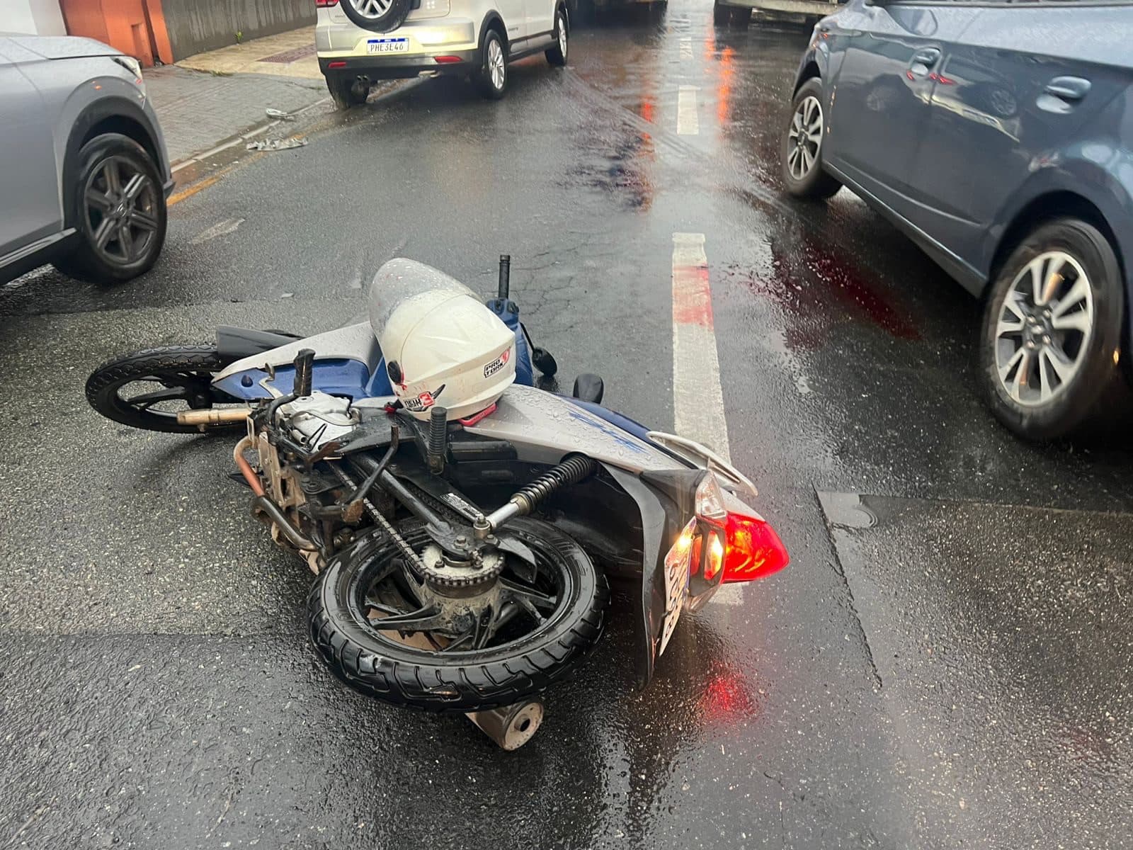 Mulher morre após cair de motoneta e ser atingida por caminhão em Camboriú