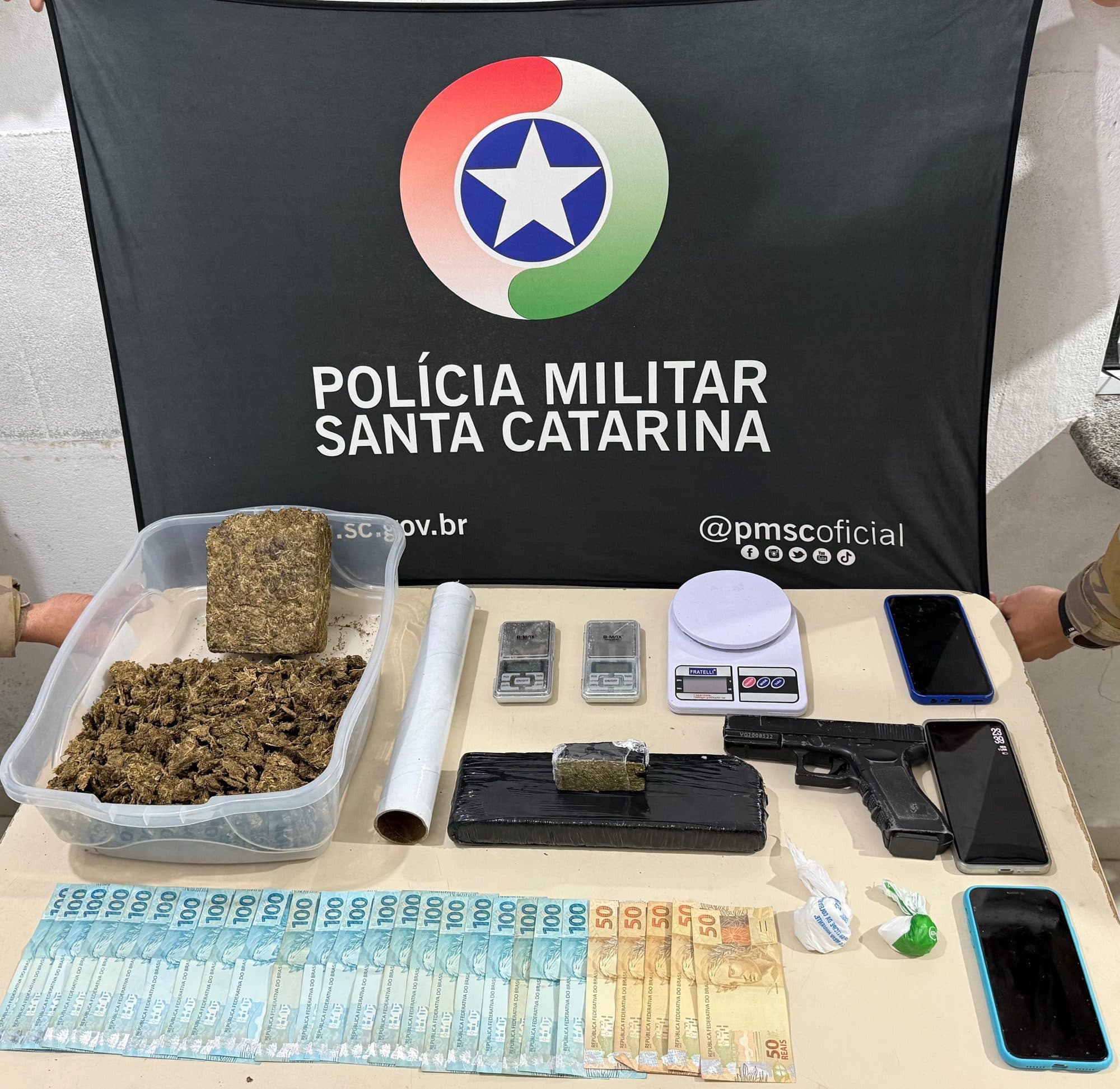 Polícia invade casa em Itapema e encontra mulher embalando drogas na cozinha