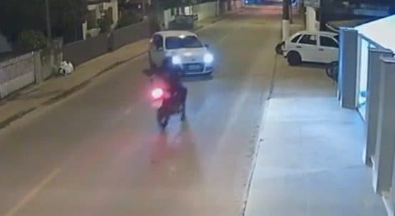 Motoboy sofre acidente em Tijucas e câmera flagra o momento exato da colisão
