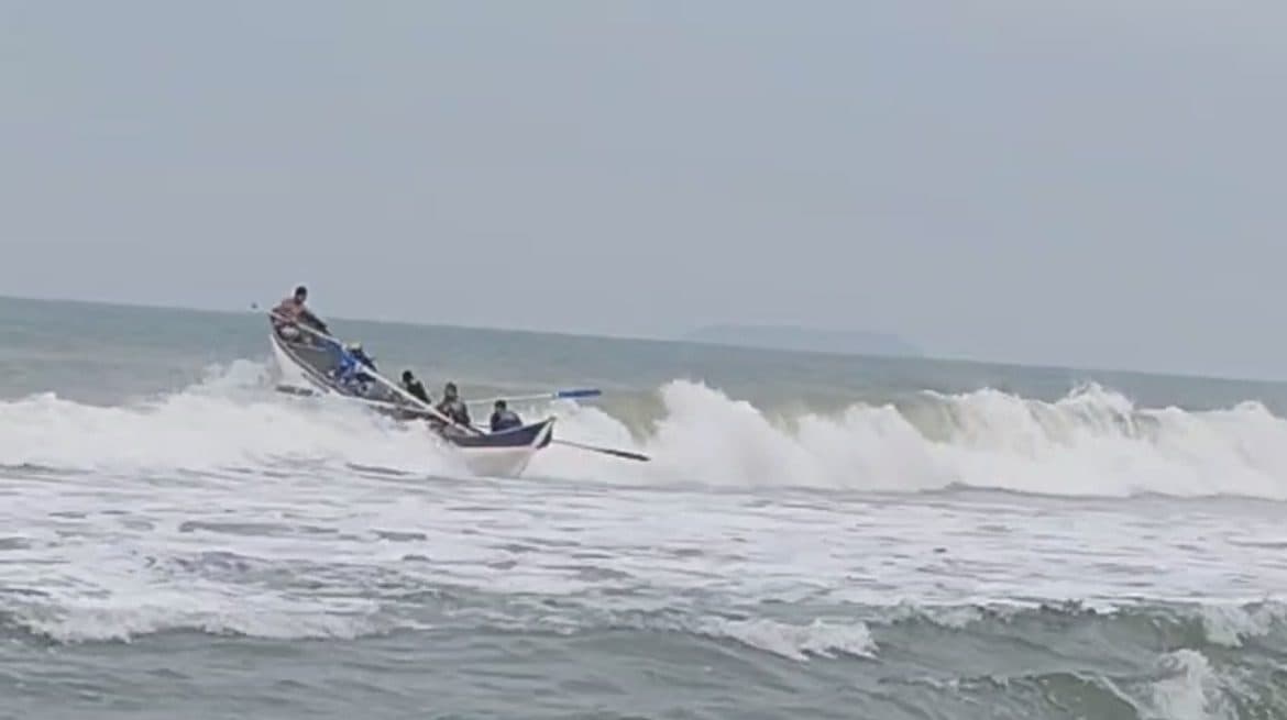 Barco vira com pescadores em mar revolto de Florianópolis e cena assustadora é registrada em vídeo