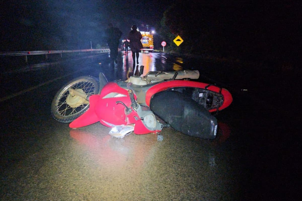 Motociclista atinge ciclistas, é arrastado por 70 metros e morre na SC-283 