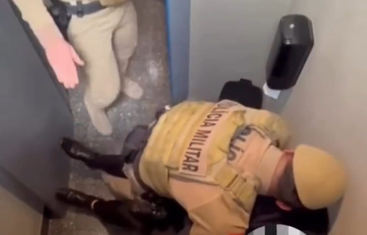 Heróis! Policiais salvam homem durante tentativa de suicídio em frente a churrascaria em SC