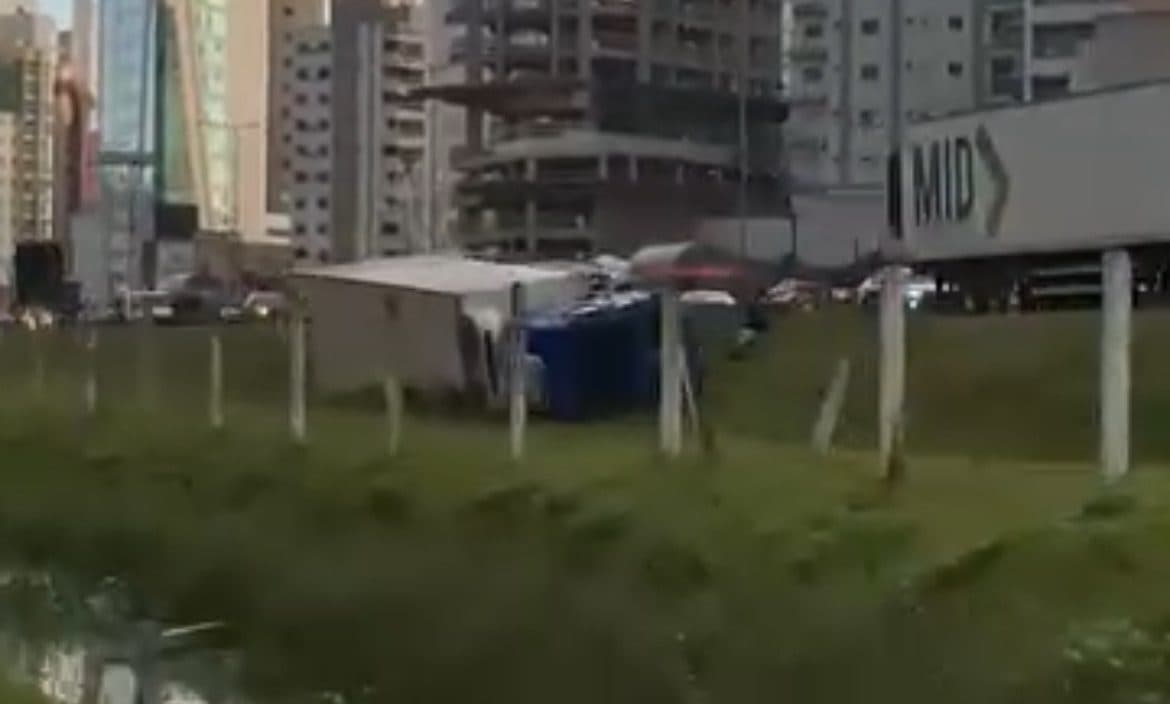 Caminhão deixa a pista na BR-101 e provoca operação emergencial em Itapema