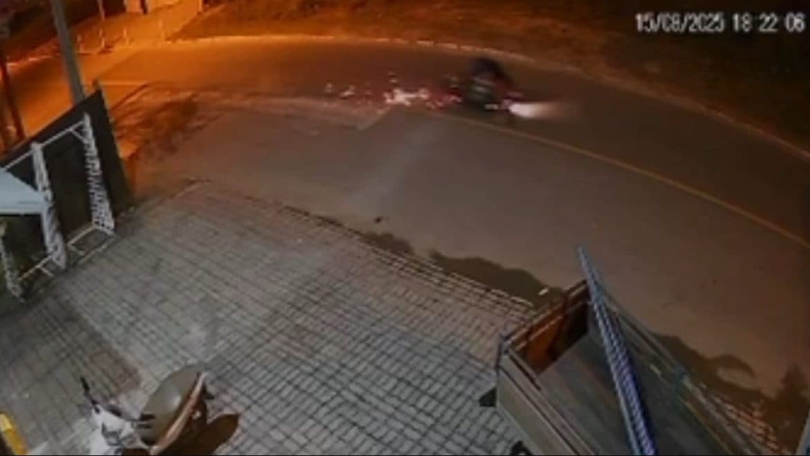 Câmeras flagram sequência de acidentes em rua cheia de buracos em Itapema