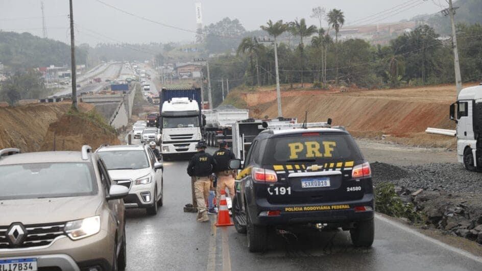 Colisão deixa uma pessoa morta e causa congestionamento na BR-470 
