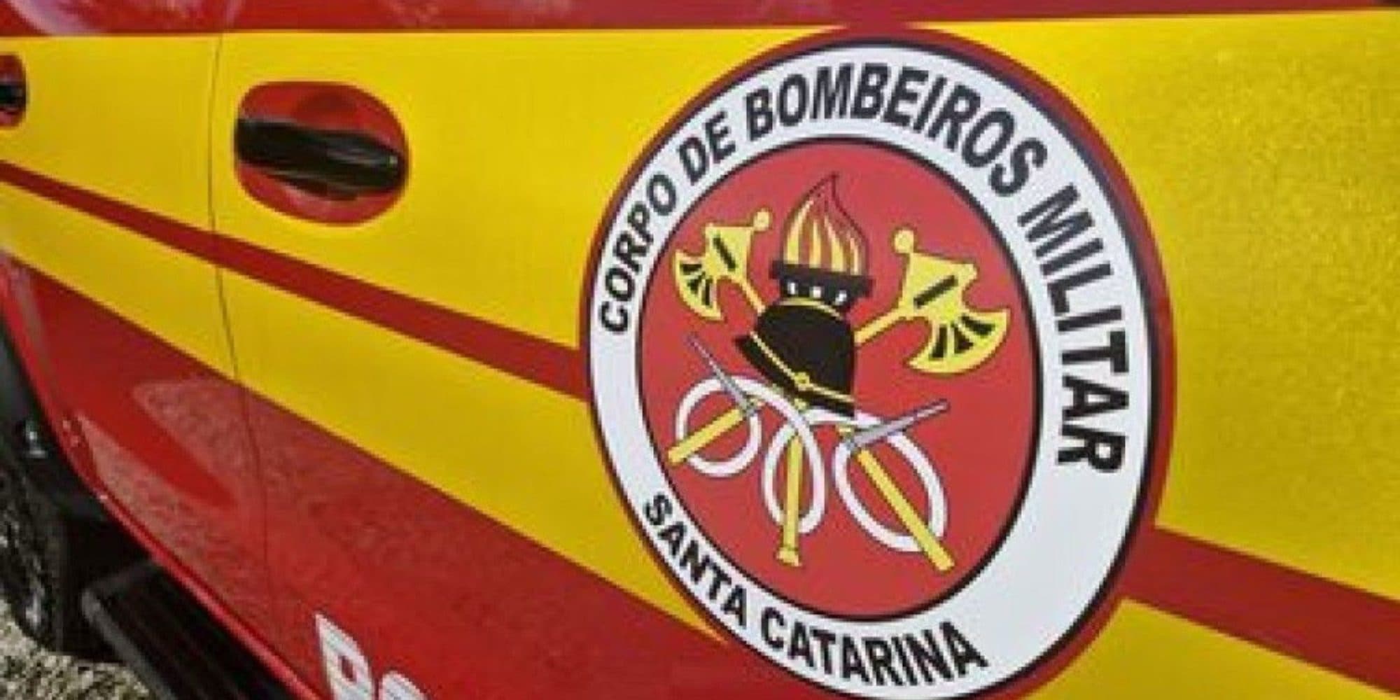 Sem capacete, motociclista é arremessado e sofre fratura exposta em acidente brutal em Brusque