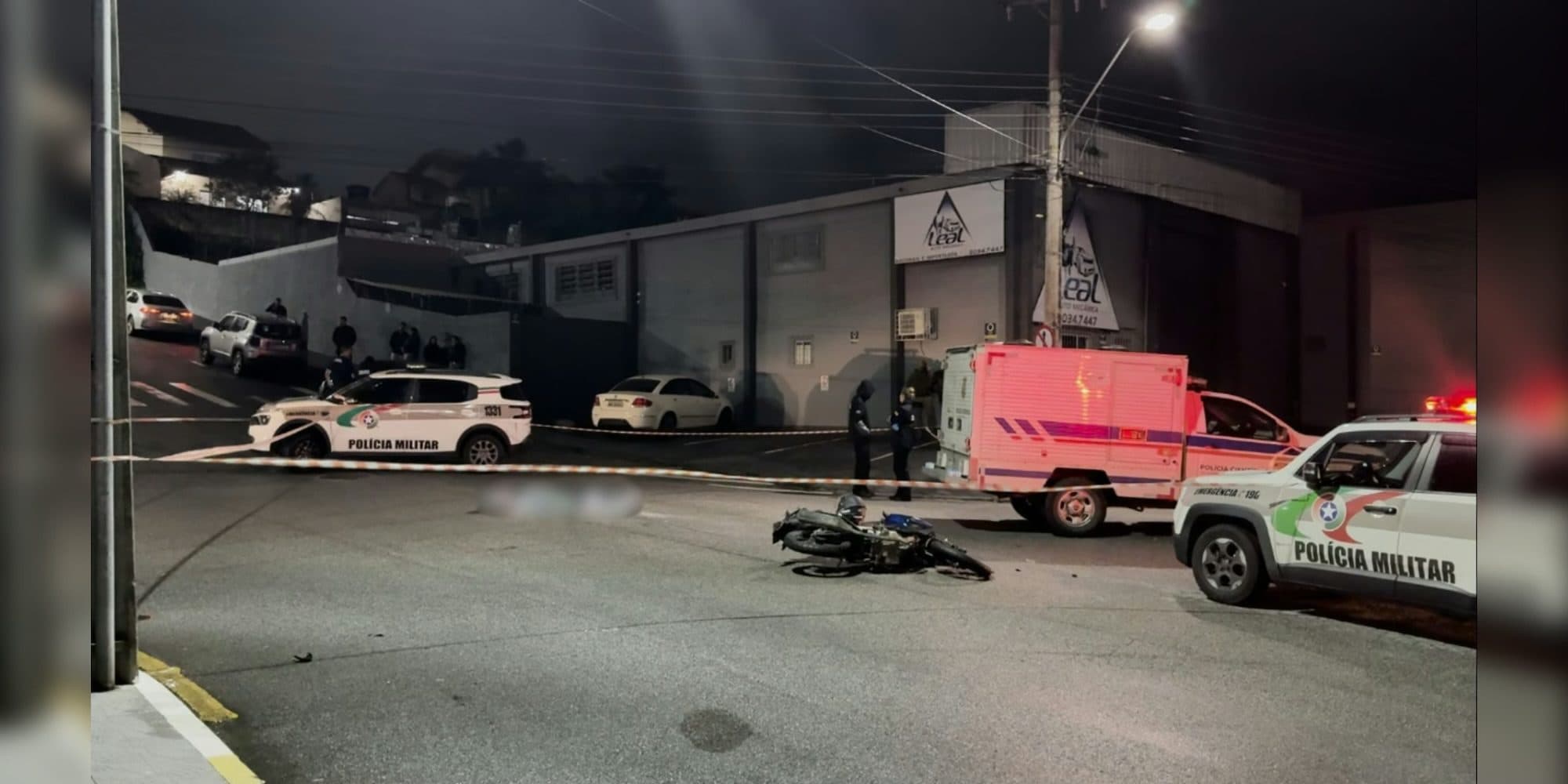 Motociclista morre ao ser atingido por carro em cruzamento de São José