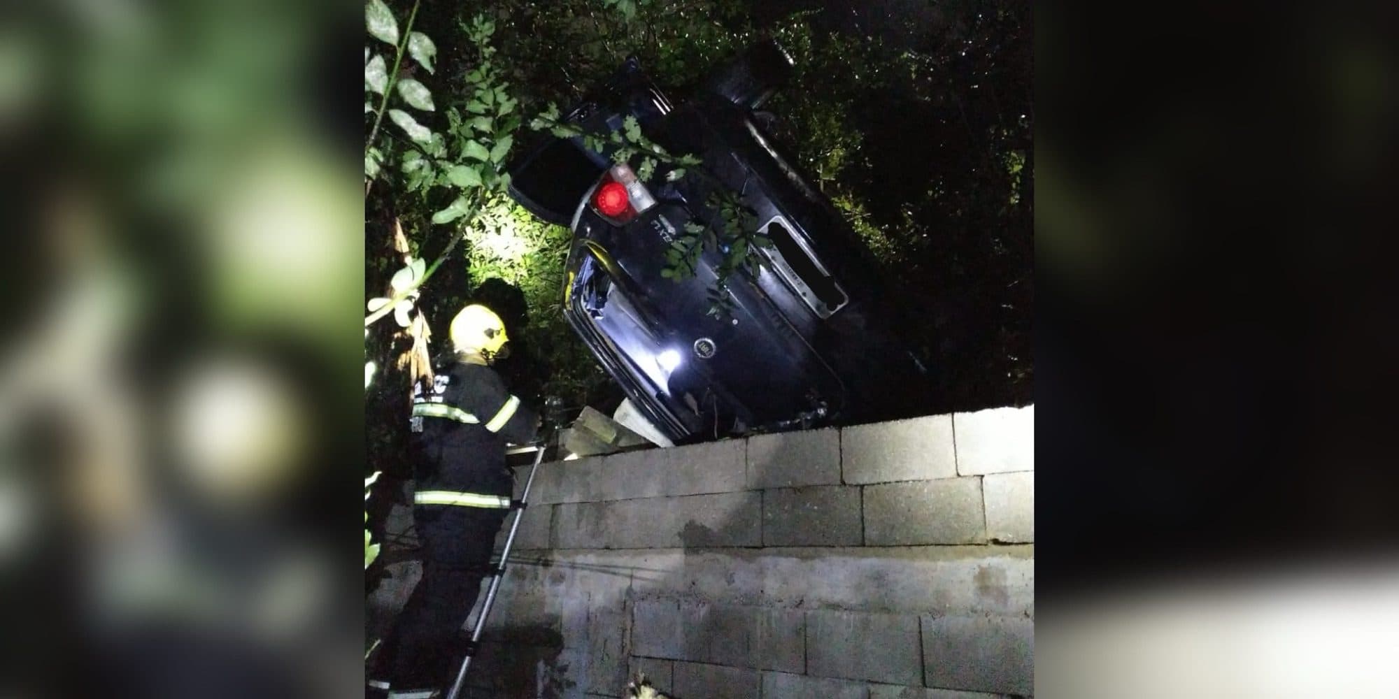 Motorista sobrevive após carro cair de ribanceira e quase despencar em Brusque