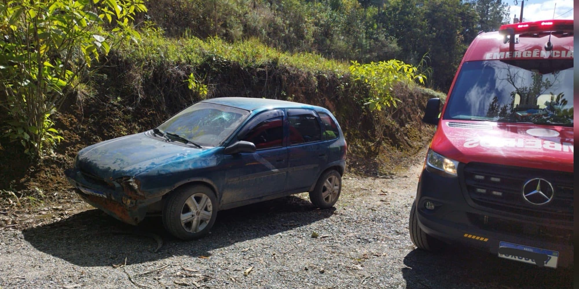 Motorista bate carro em barranco e é socorrida com ferimentos 