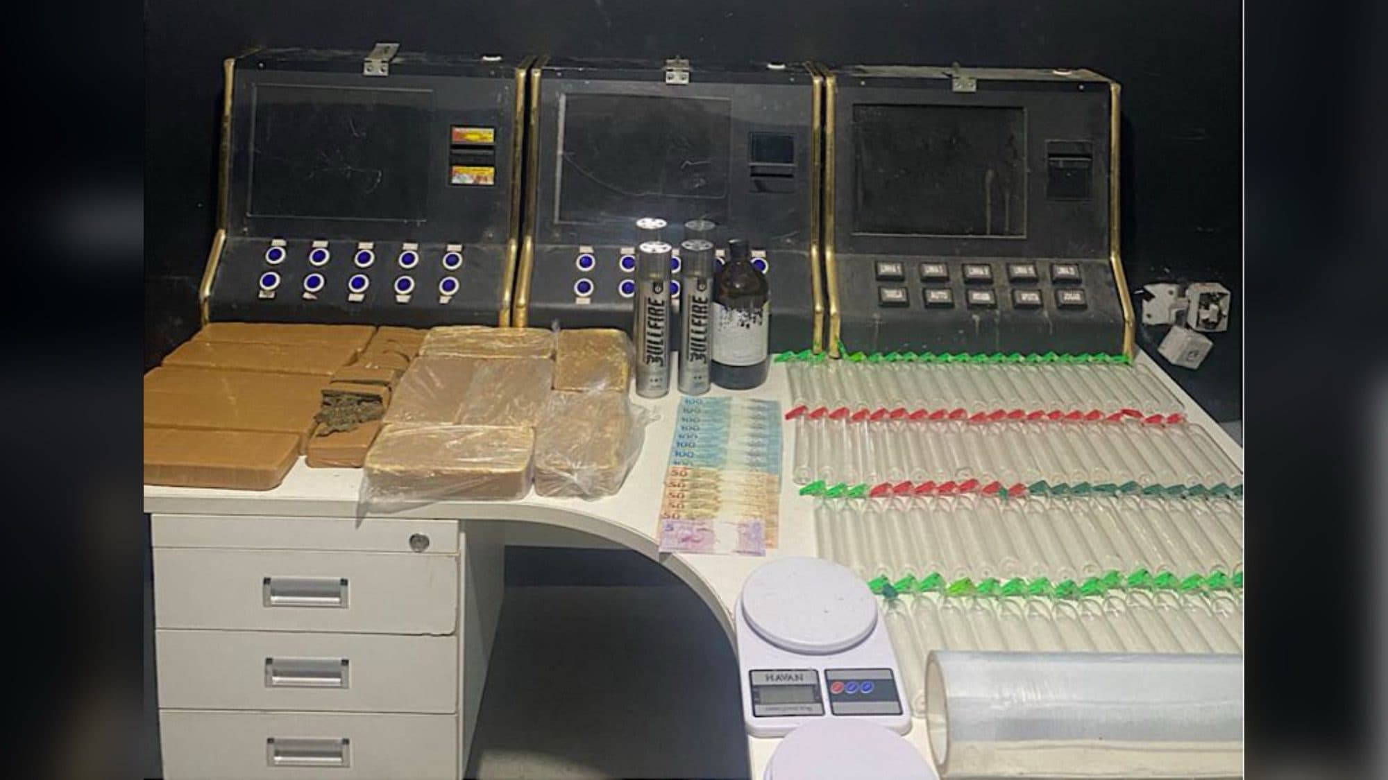 Trio é preso com 10 kg de drogas e máquinas caça-níquel em Itajaí